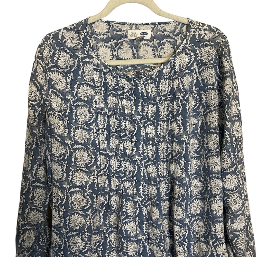 Old Navy Women's Blue and White Patterned Tunic Top Size M